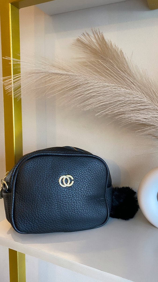 Bolsa preta com pompom