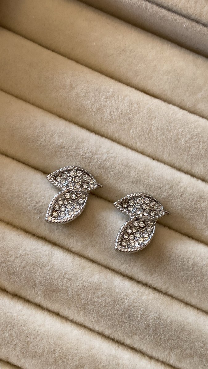 Brinco minimalista com strass