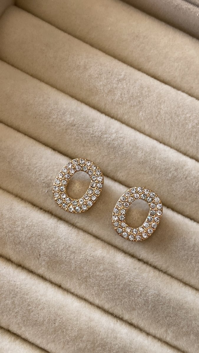 Brinco minimalista com strass
