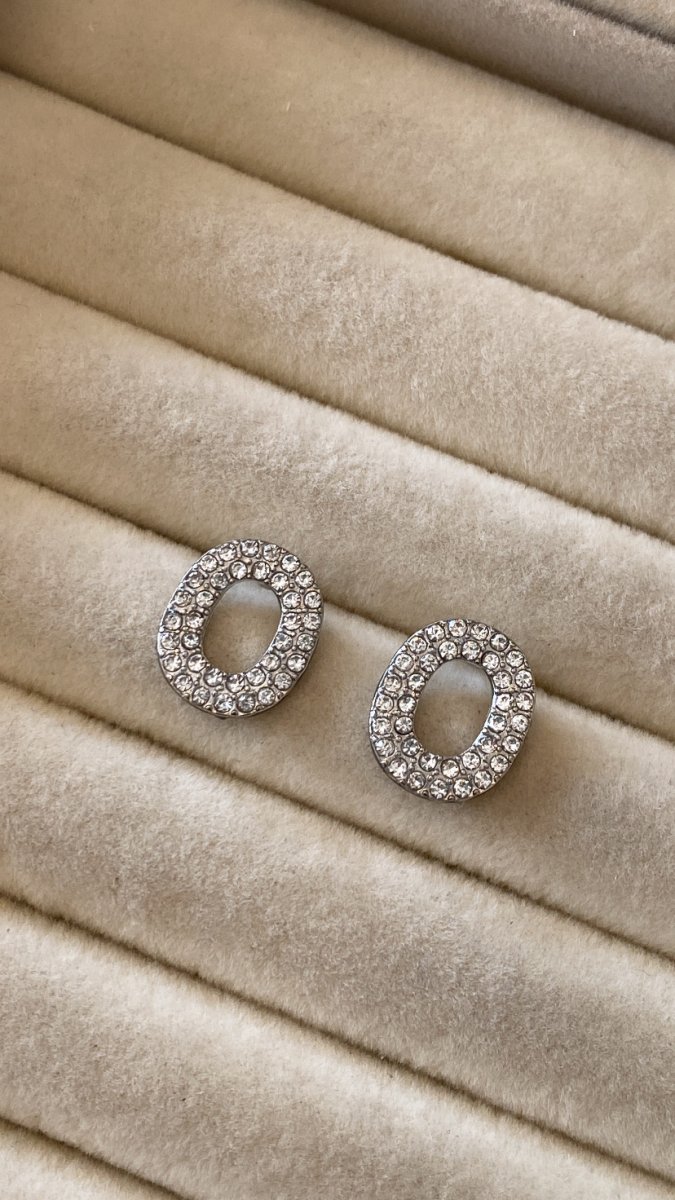 Brinco minimalista com strass