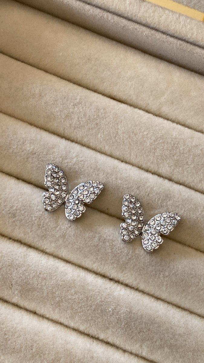 Brinco borboleta com strass