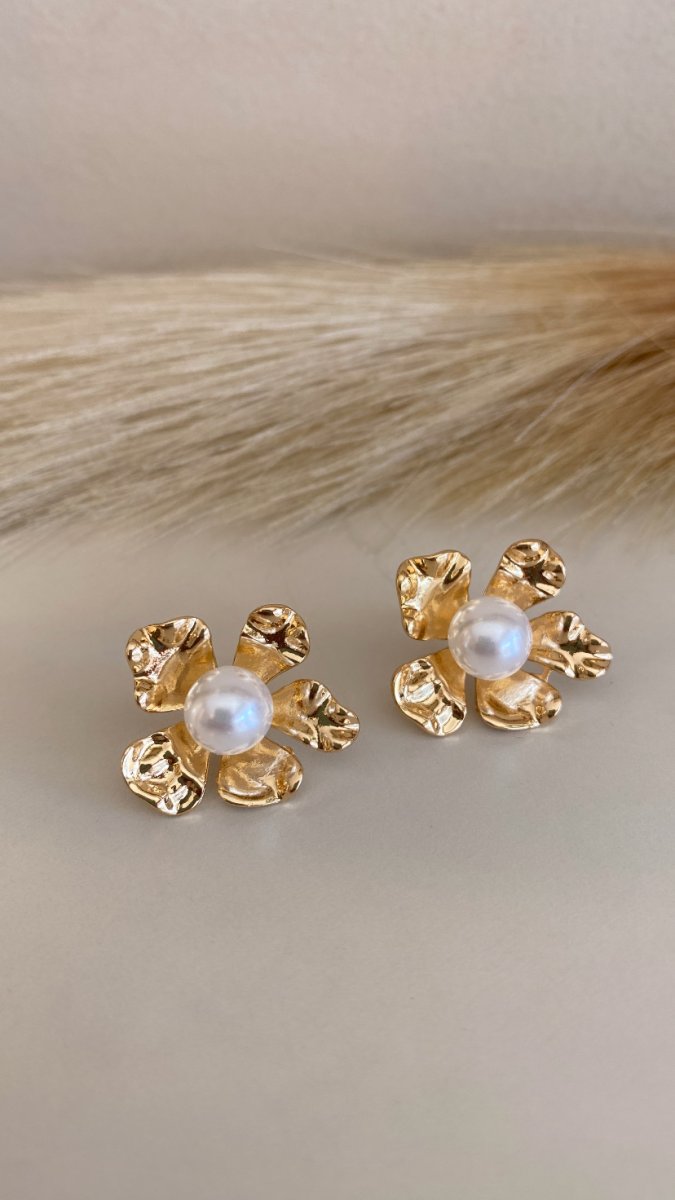 Brinco flor pérola dourado